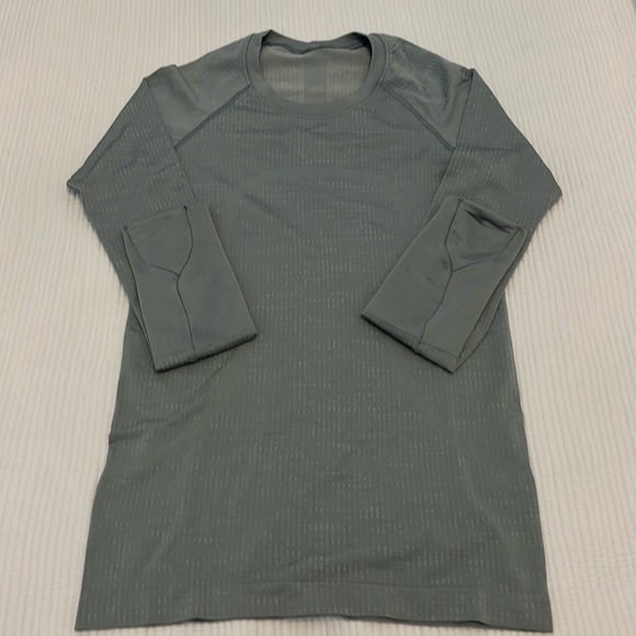 Lululemon light grey swiftly great condition, size 4 - Picture 1 of 5